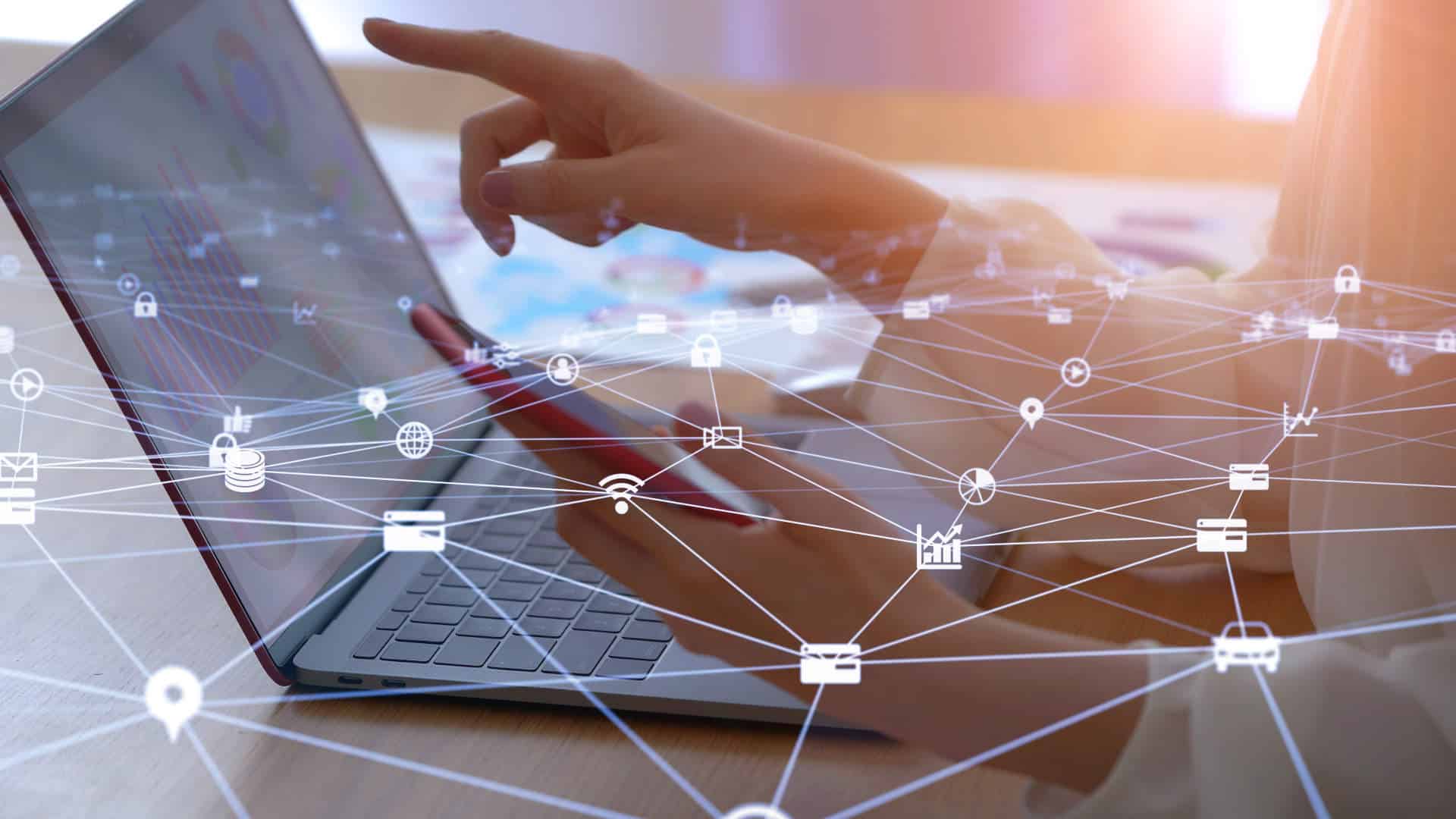 Persona gestionando datos con un portátil