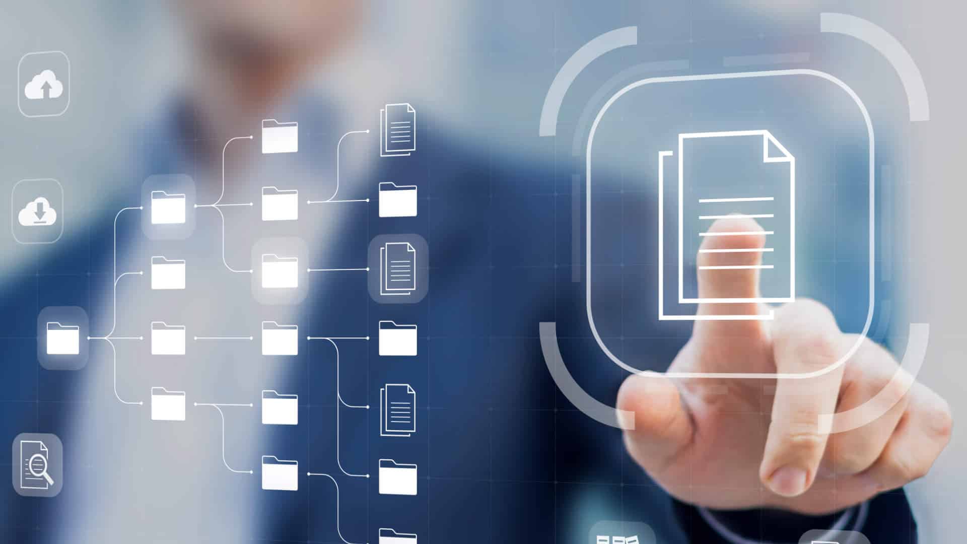 Persona consultando facturas digitales en su teléfono móvil y ordenador portátil