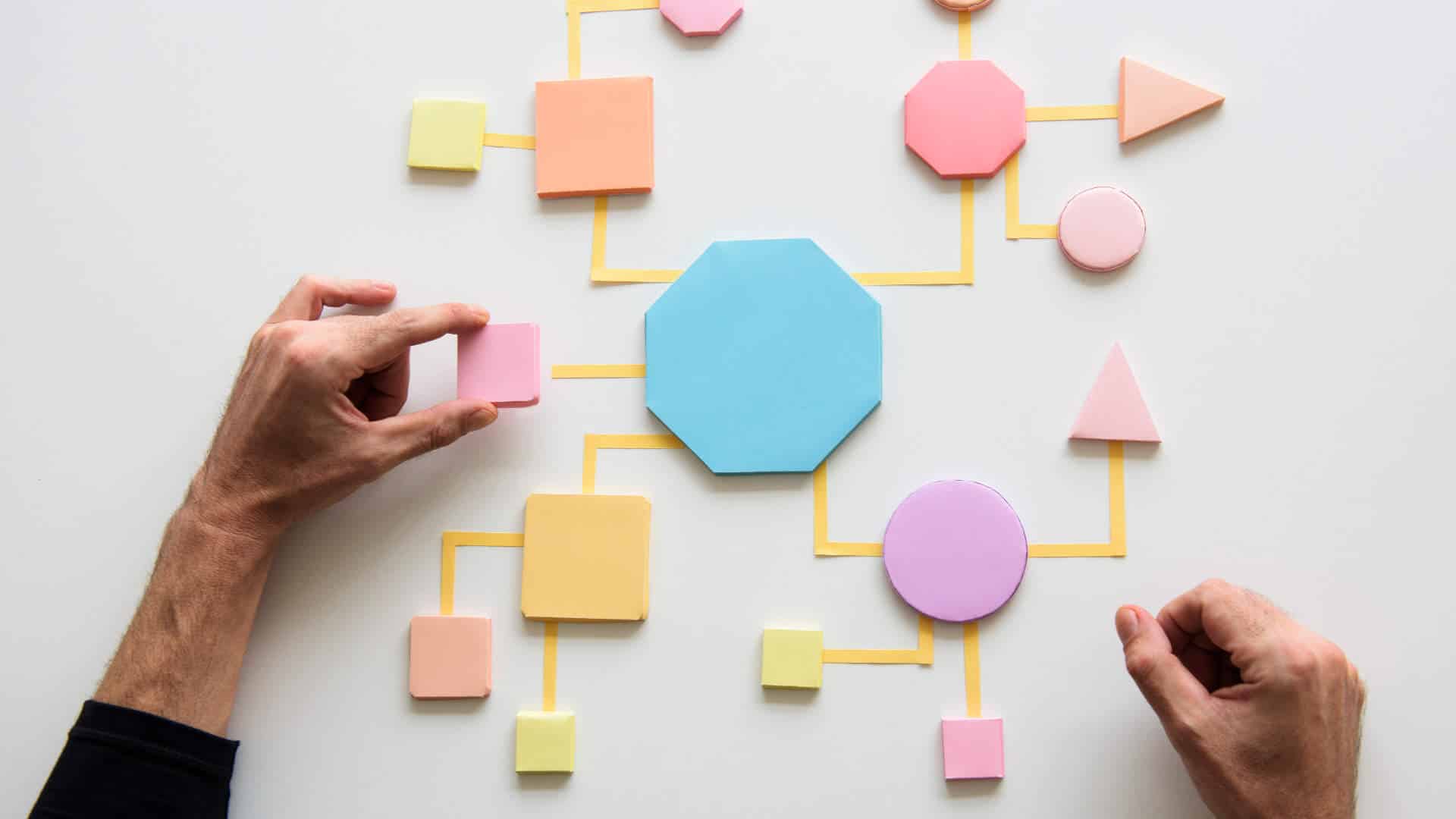 Persona recreando un flujo de proceso empresarial