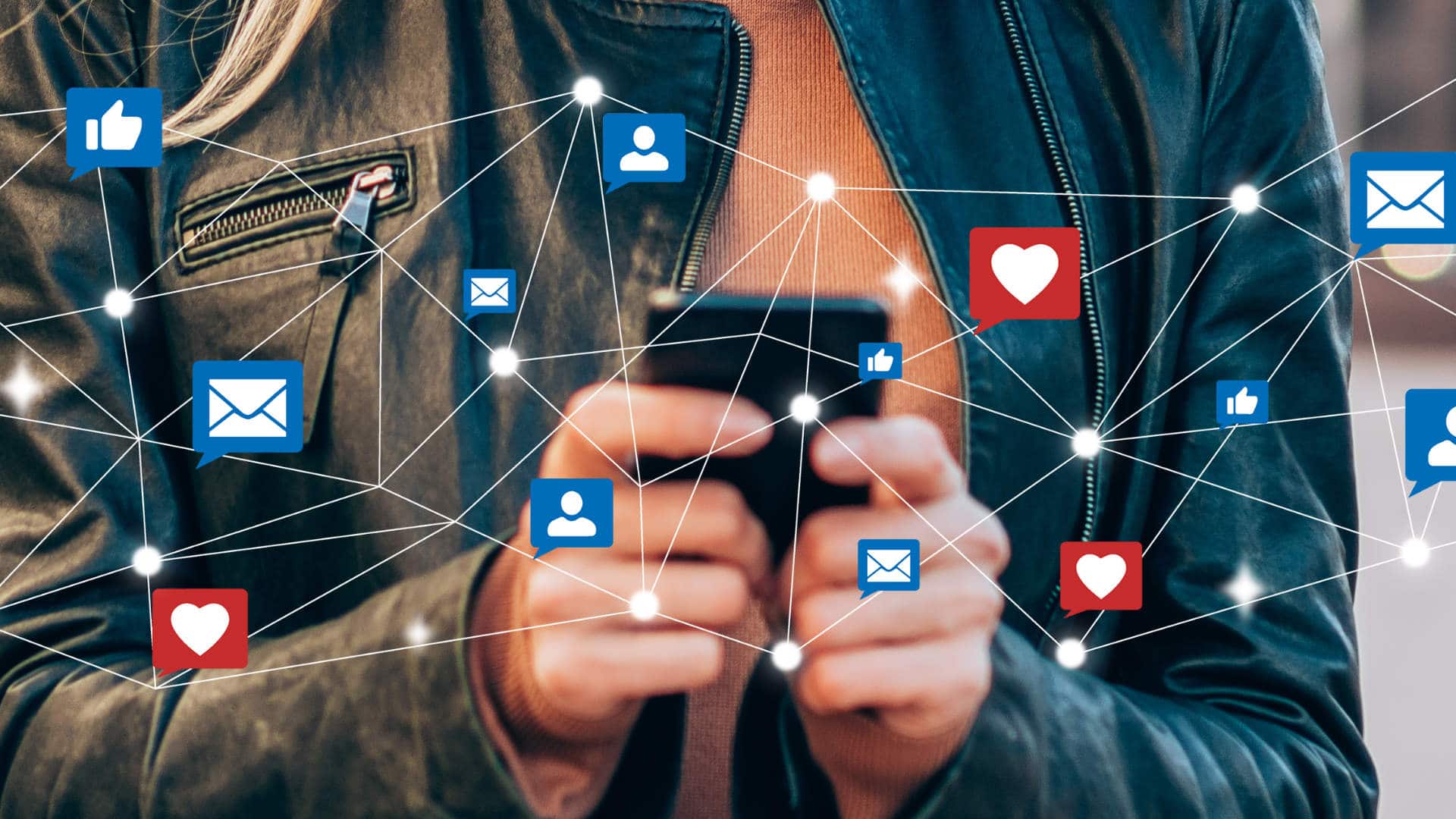 Persona navegando en internet con su teléfono móvil